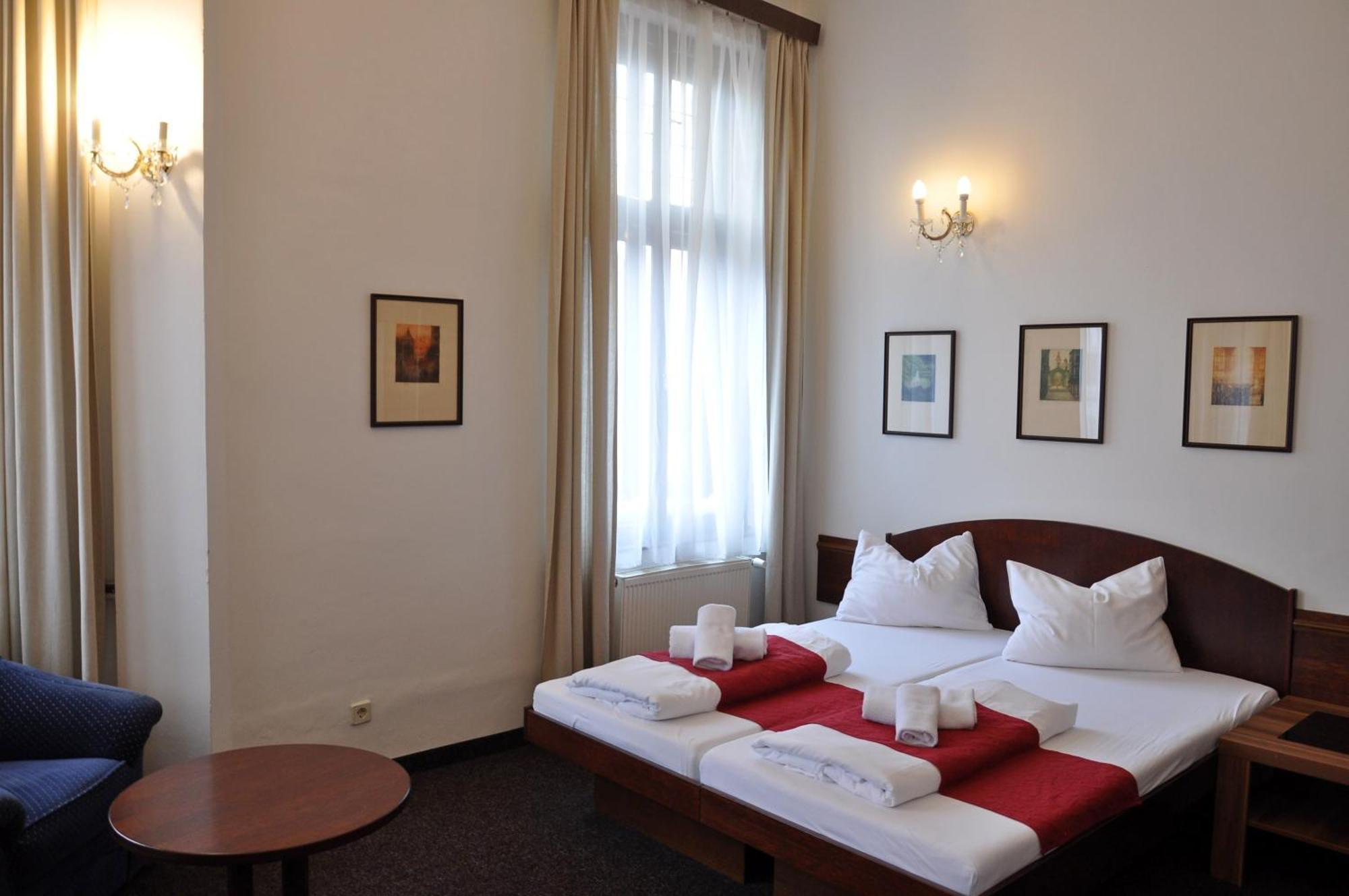 Hotel U Bílého koně Loket Habitación foto