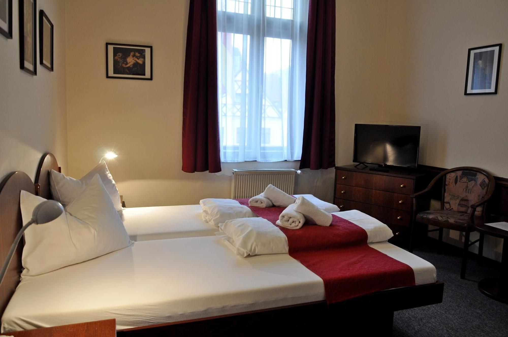 Hotel U Bílého koně Loket Habitación foto